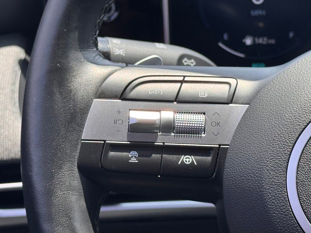 Used 2025 Hyundai Tucson Limited AWD/4WD image 24