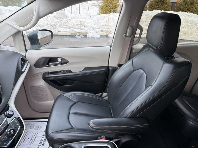 Used 2023 Chrysler Pacifica Touring-L image 20