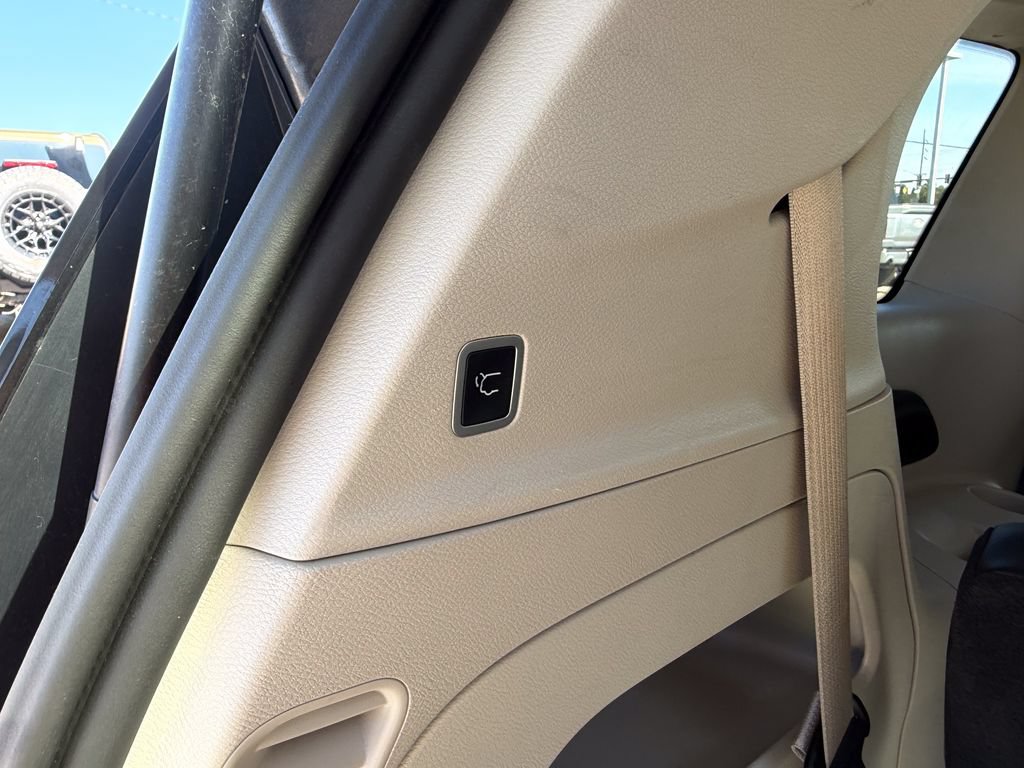 Used 2023 Chrysler Pacifica Touring-L FWD image 17