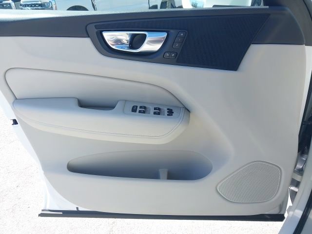 Used 2023 Volvo XC60 B5 Plus AWD/4WD image 18
