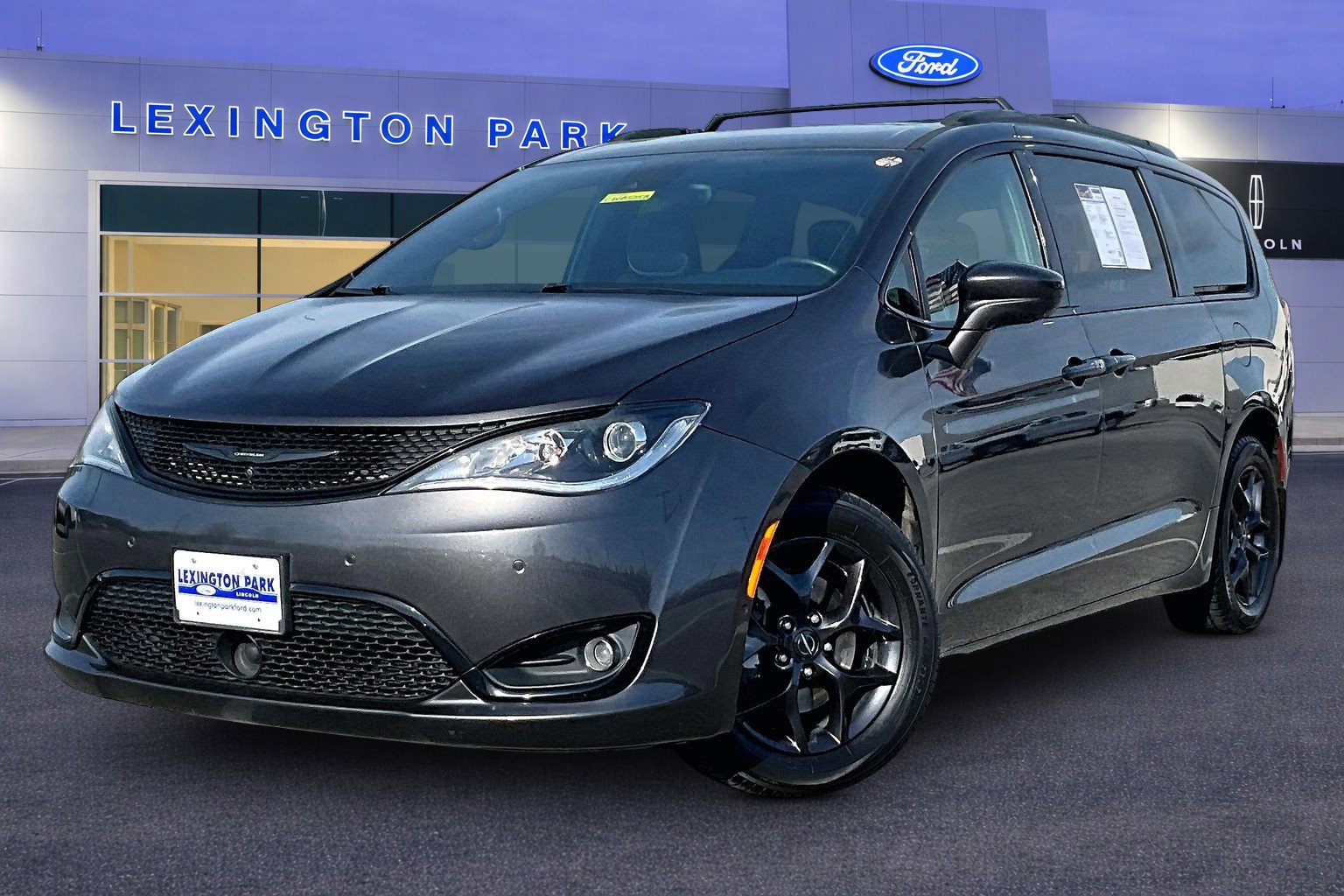 Used 2019 Chrysler Pacifica Touring-L Plus w/ Advanced Safetytec Group FWD image 3