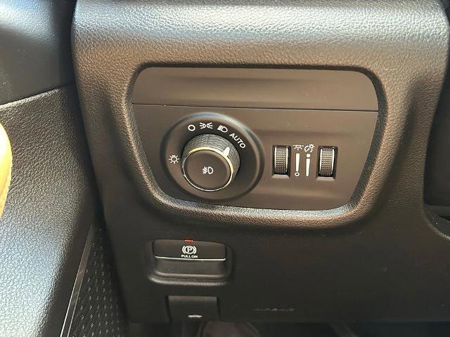 Used 2023 Jeep Grand Cherokee Summit w/ Adv Protech Group IV AWD/4WD image 32