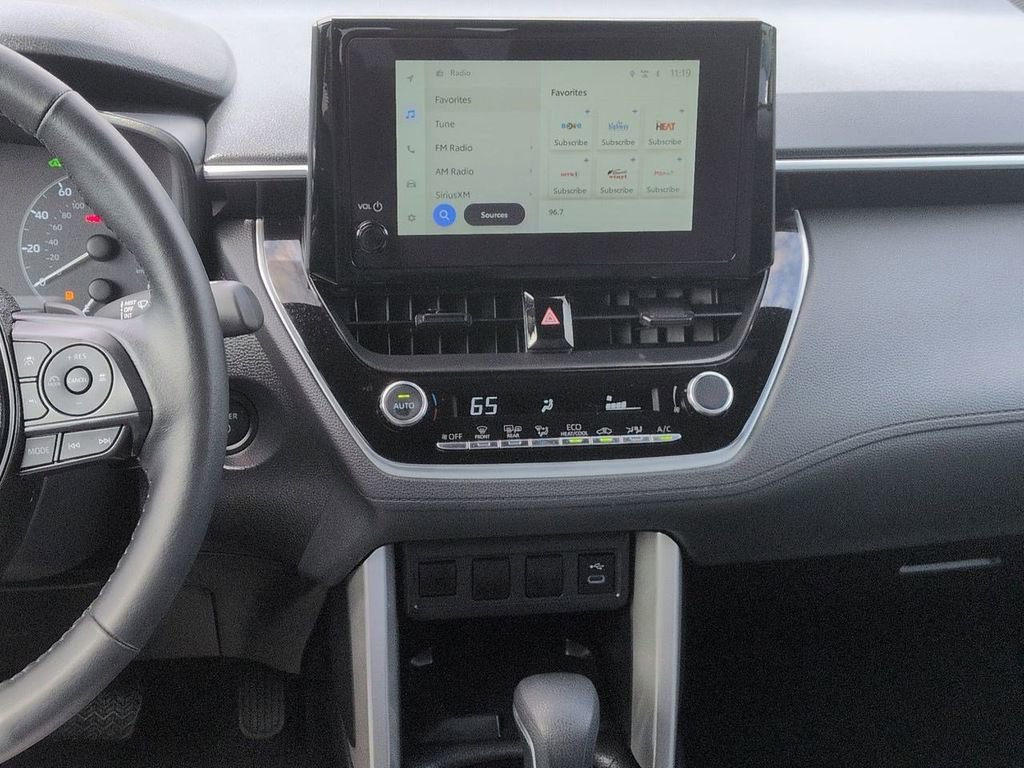 Used 2025 Toyota Corolla Cross AWD Hybrid w/ Moonroof Package image 17