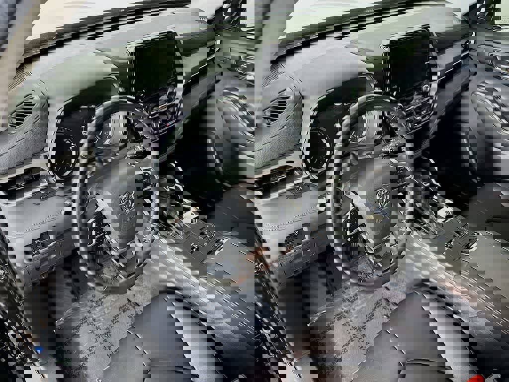 Used 2023 Toyota Highlander XLE image 2