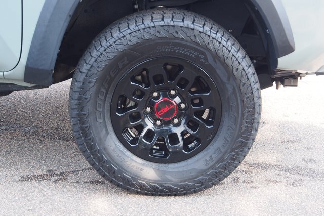 Used 2022 Toyota Tacoma TRD Off-Road w/ Technology Package AWD/4WD image 10