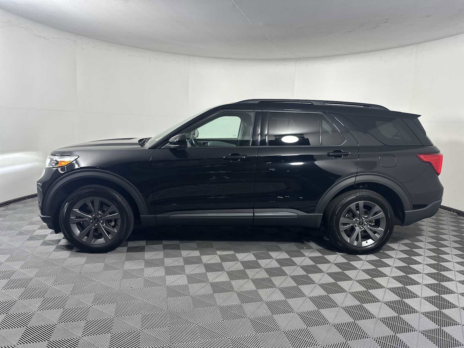 Certified 2022 Ford Explorer XLT w/ Equipment Group 202A AWD/4WD image 4