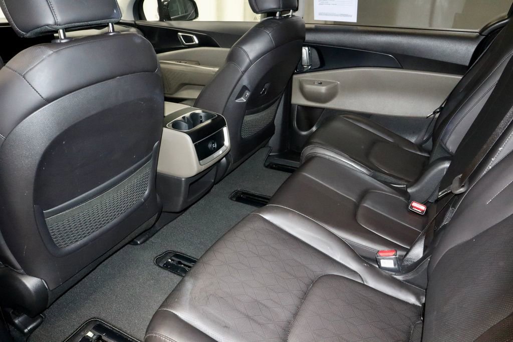 Used 2025 Kia Carnival image 23