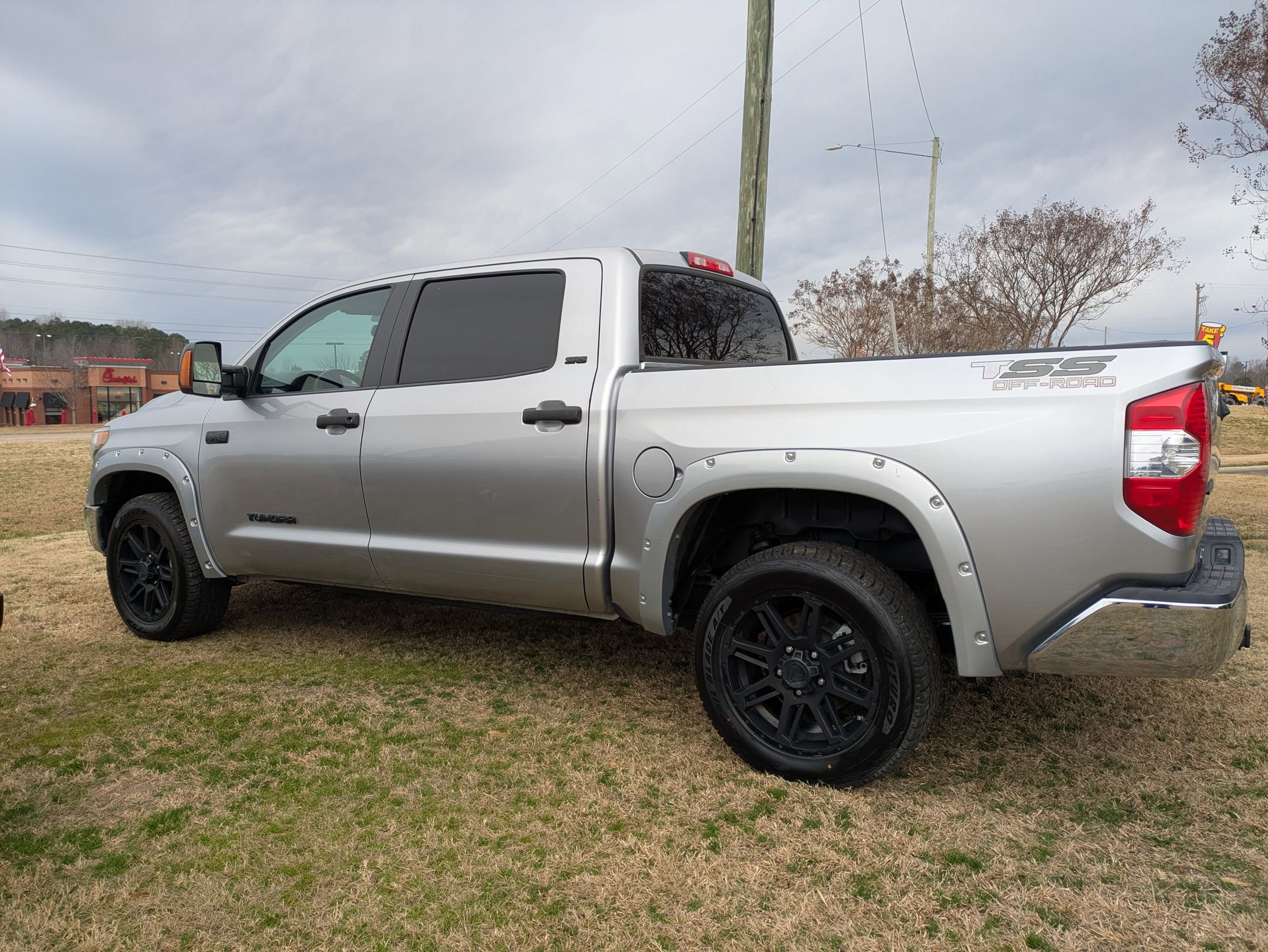 Used 2018 Toyota Tundra SR5 w/ SR5 Upgrade Package image 3