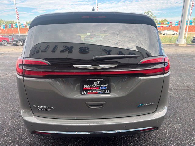 Used 2023 Chrysler Pacifica Touring-L FWD image 4