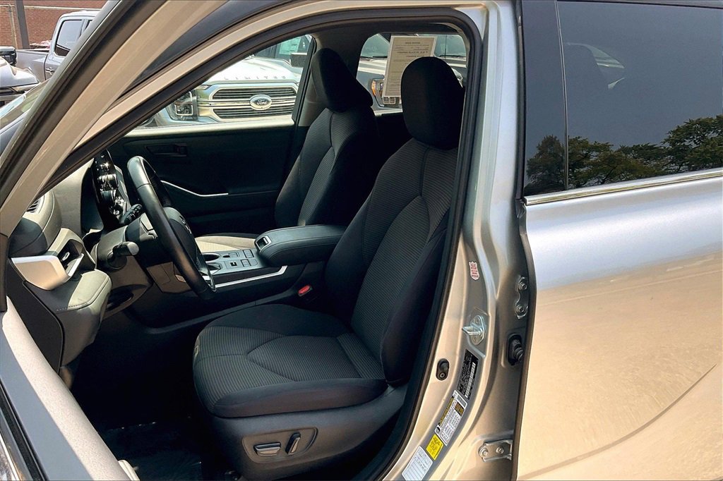 Used 2021 Toyota Highlander LE image 25