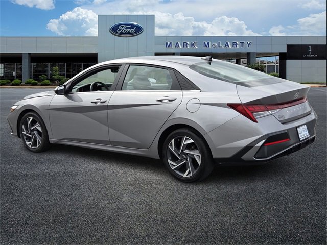 Used 2025 Hyundai Elantra SEL image 3