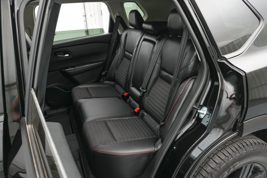 Used 2025 Nissan Rogue SV image 24