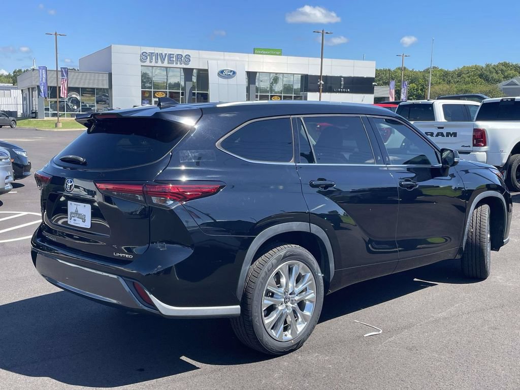 Used 2021 Toyota Highlander Limited FWD image 3
