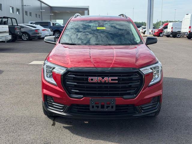 Used 2024 GMC Terrain SLE w/ Driver Convenience Package FWD image 2