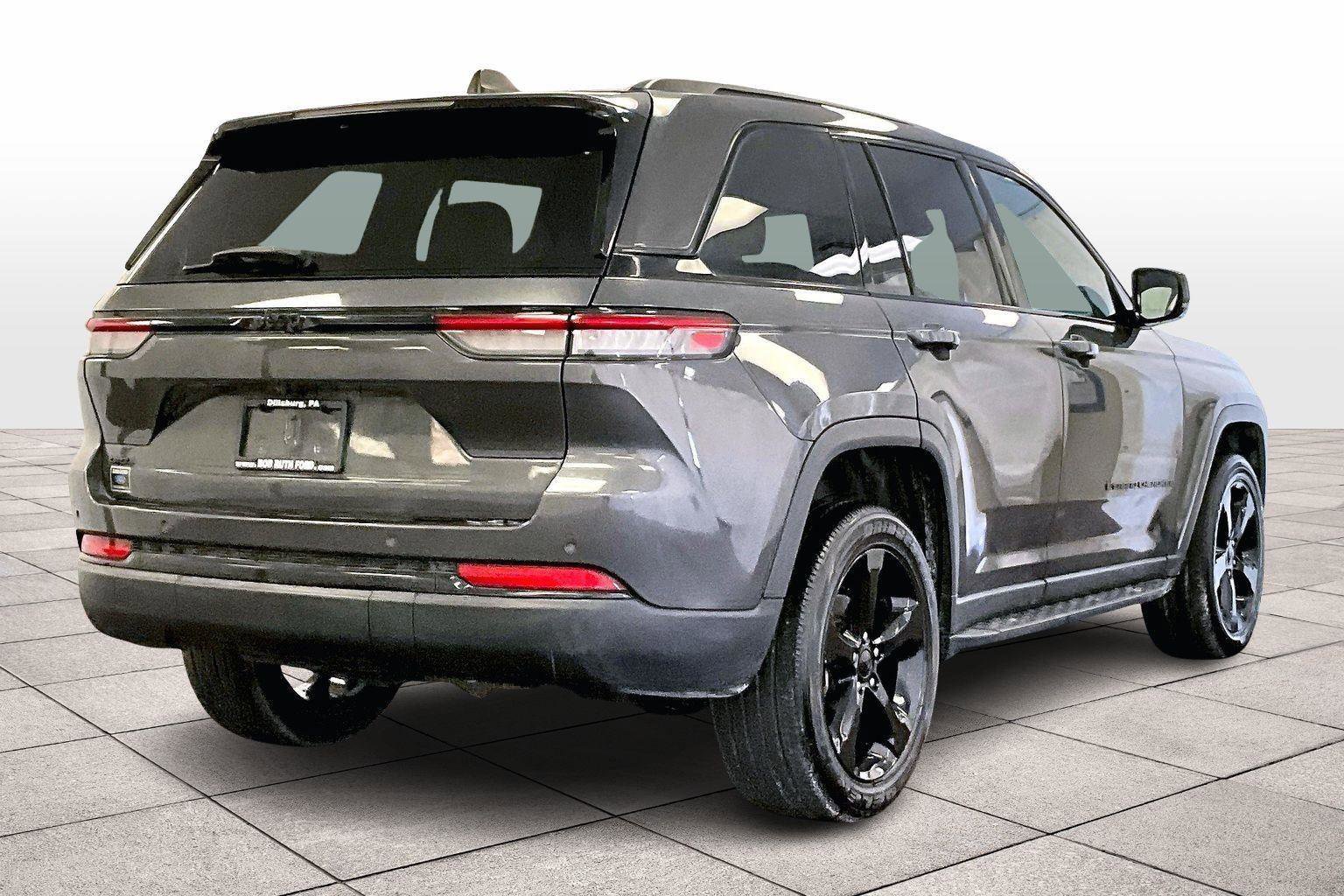 Used 2023 Jeep Grand Cherokee Altitude image 3