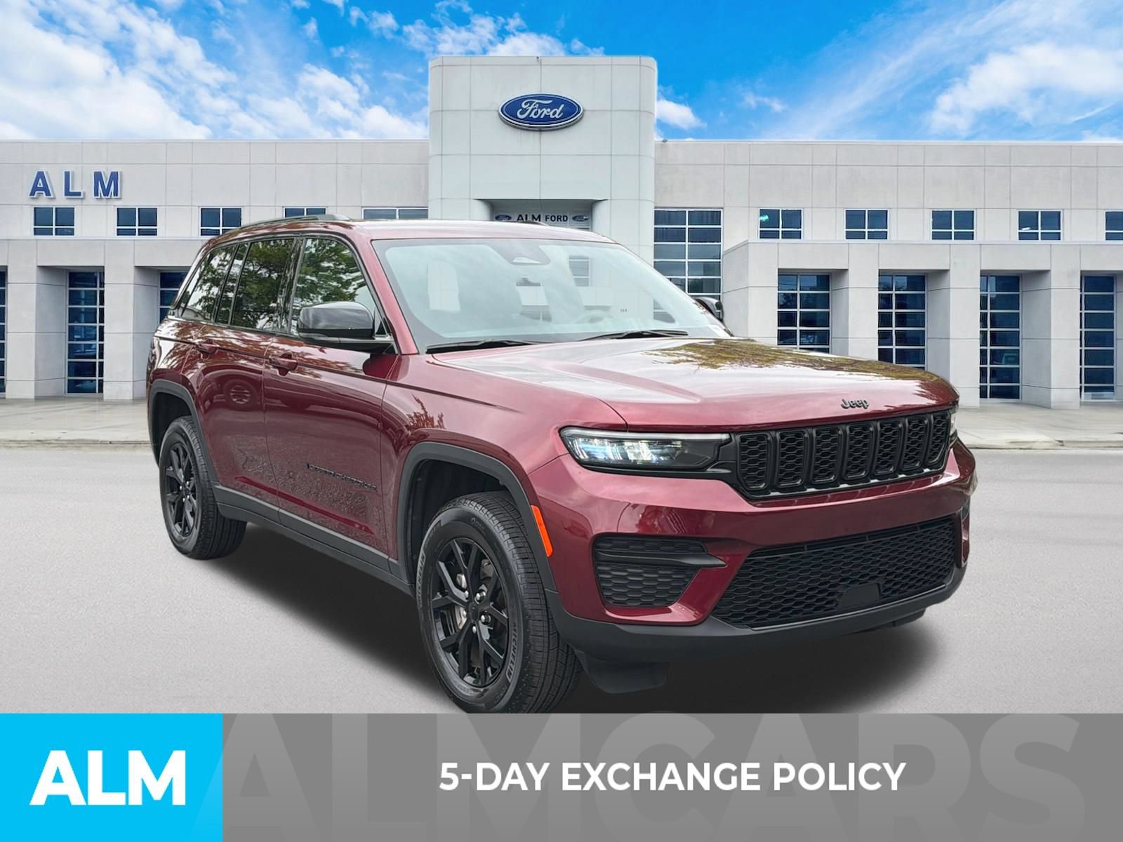 Used 2025 Jeep Grand Cherokee Altitude AWD/4WD image 3