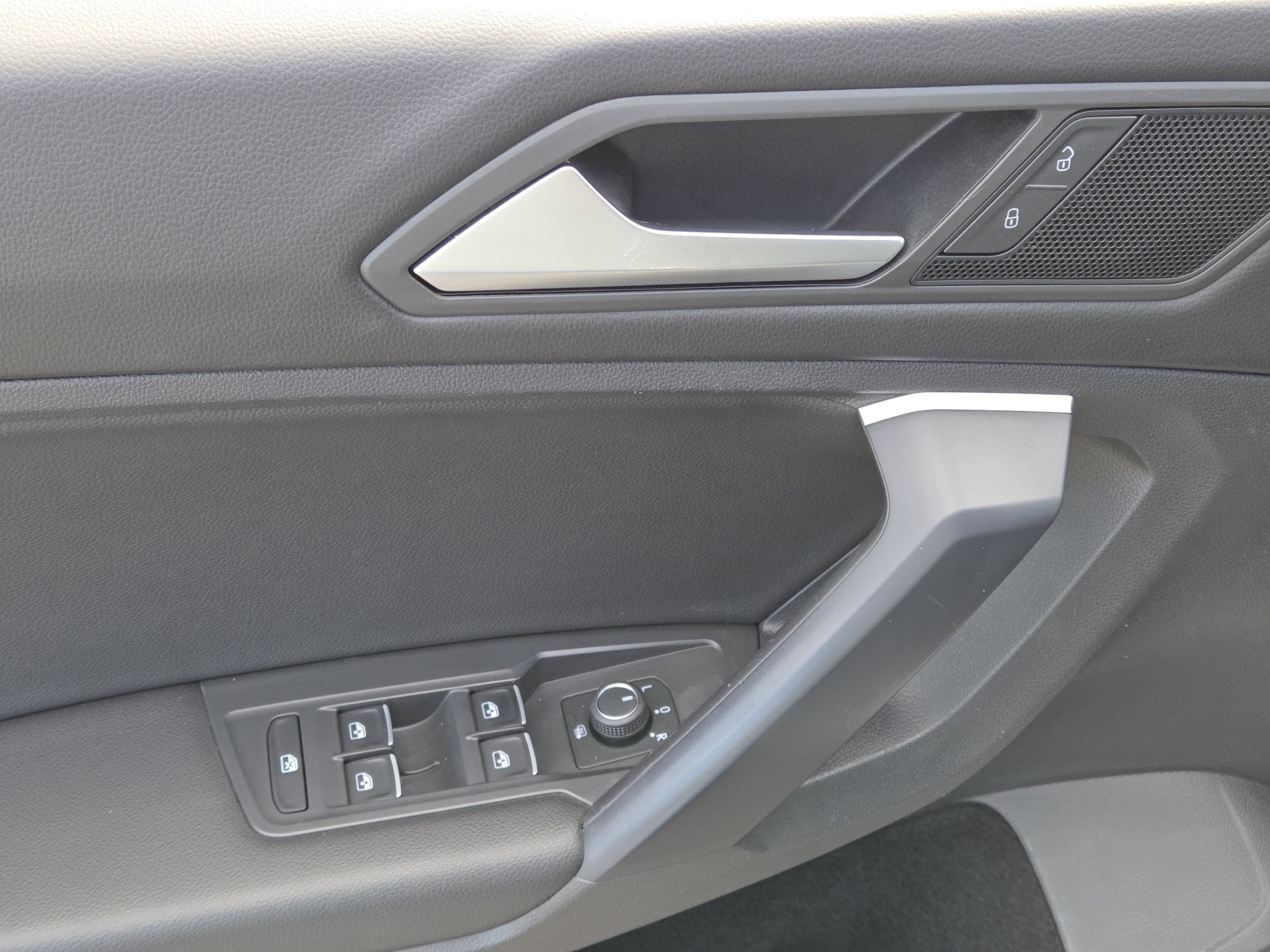 Used 2021 Volkswagen Tiguan SE AWD/4WD image 33