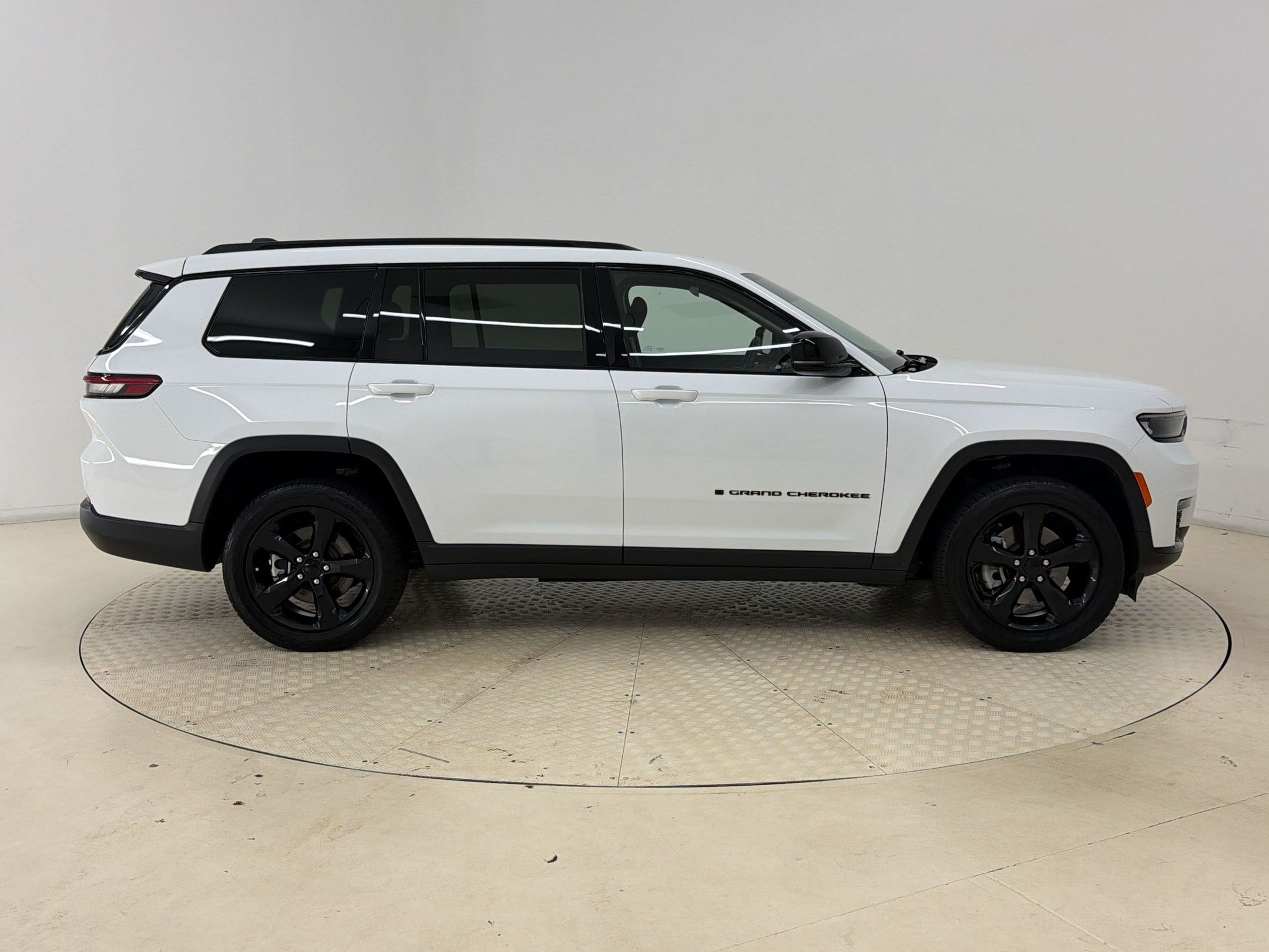 Used 2022 Jeep Grand Cherokee L Limited w/ Black Appearance Package AWD/4WD image 8