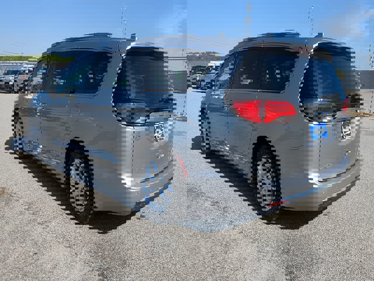 Used 2019 Chrysler Pacifica Limited w/ 8-pass Seating Package image 2