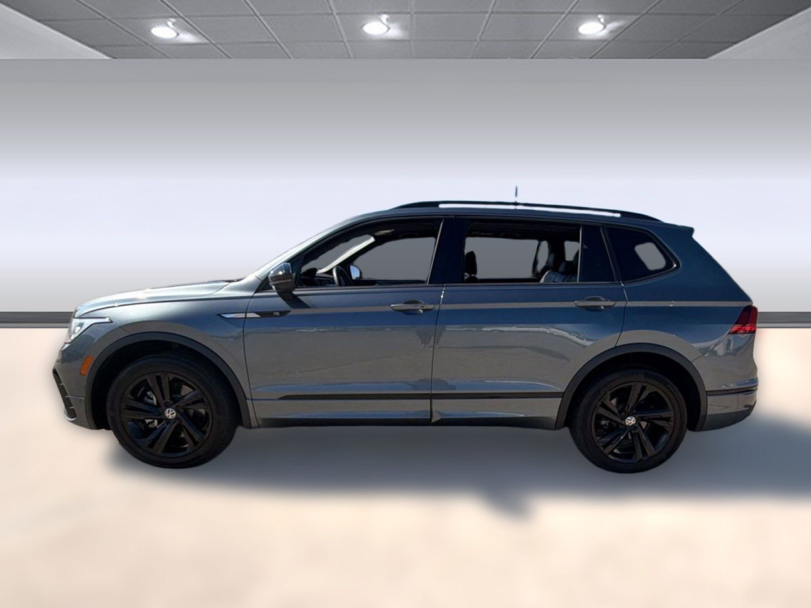 Used 2023 Volkswagen Tiguan SE R-Line image 2