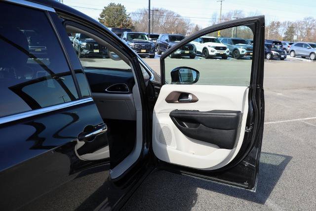 Used 2018 Chrysler Pacifica Touring-L Plus w/ Tire & Wheel Group image 29