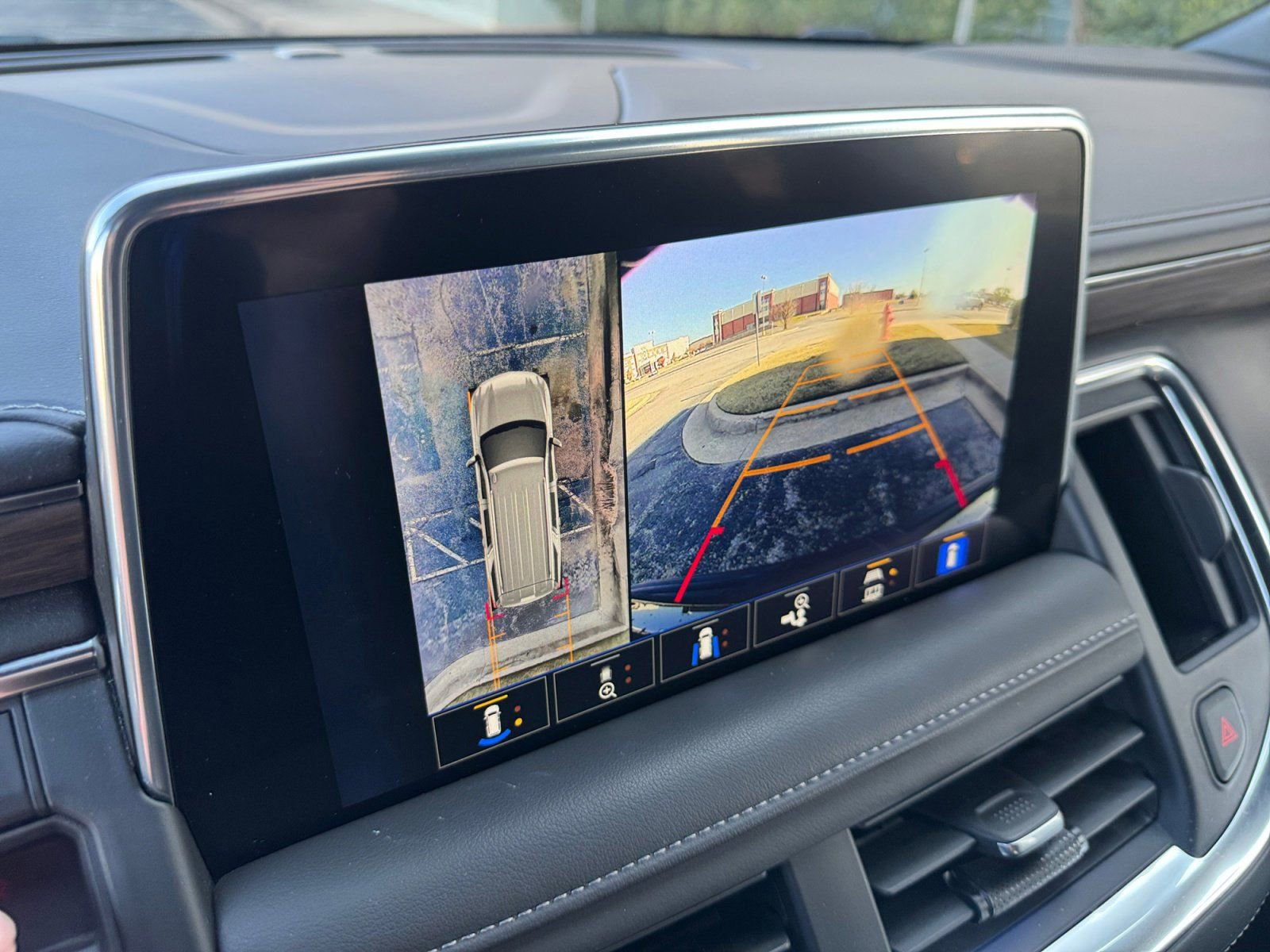 Used 2024 Chevrolet Tahoe Z71 w/ Luxury Package image 28