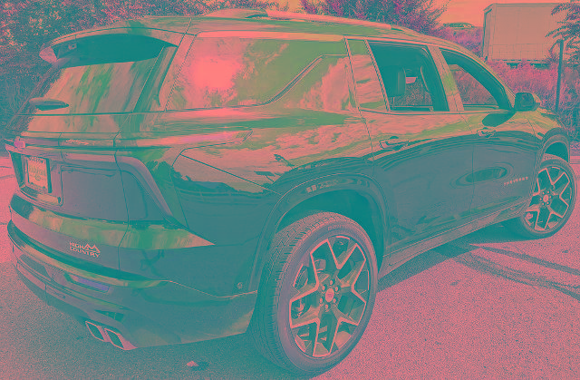 Used 2025 Chevrolet Traverse High Country FWD image 3