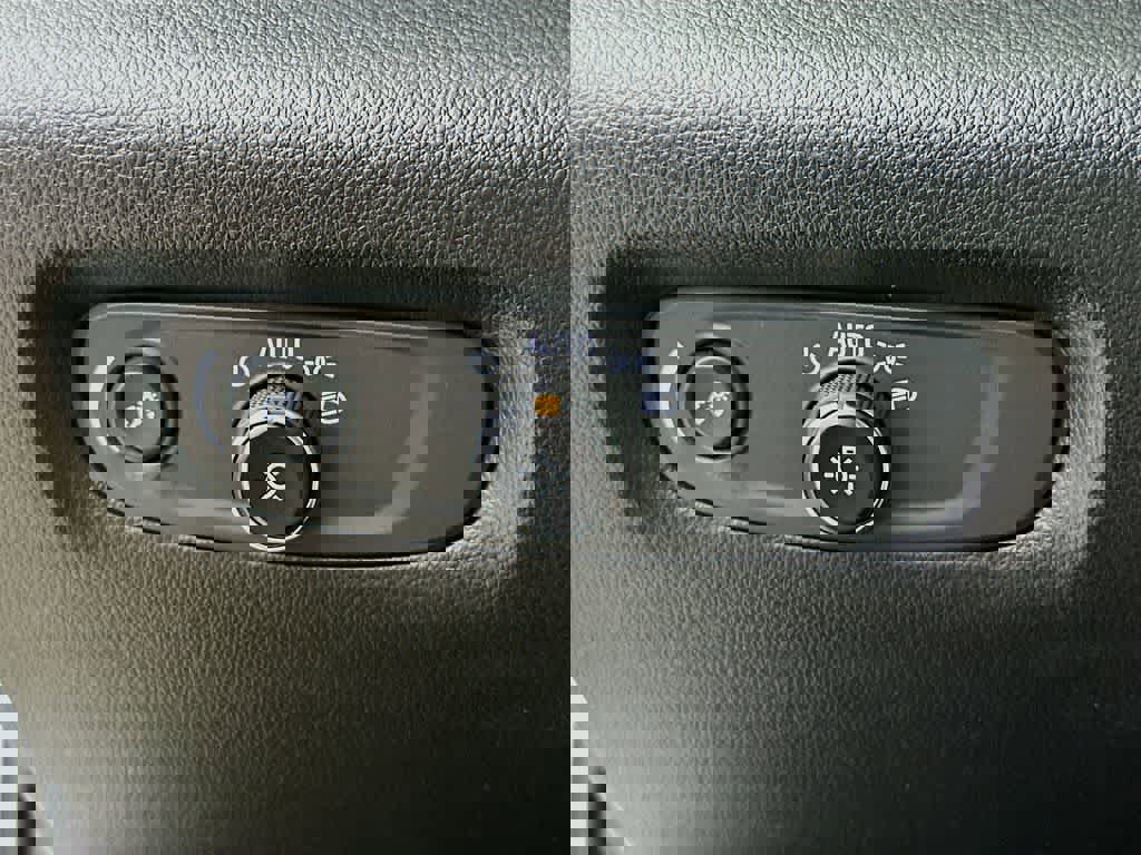 Used 2023 Chevrolet Traverse LT w/ Midnight/Sport Edition image 27