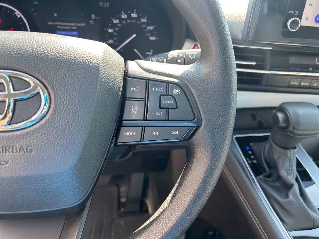 Used 2025 Toyota Sienna LE FWD image 23
