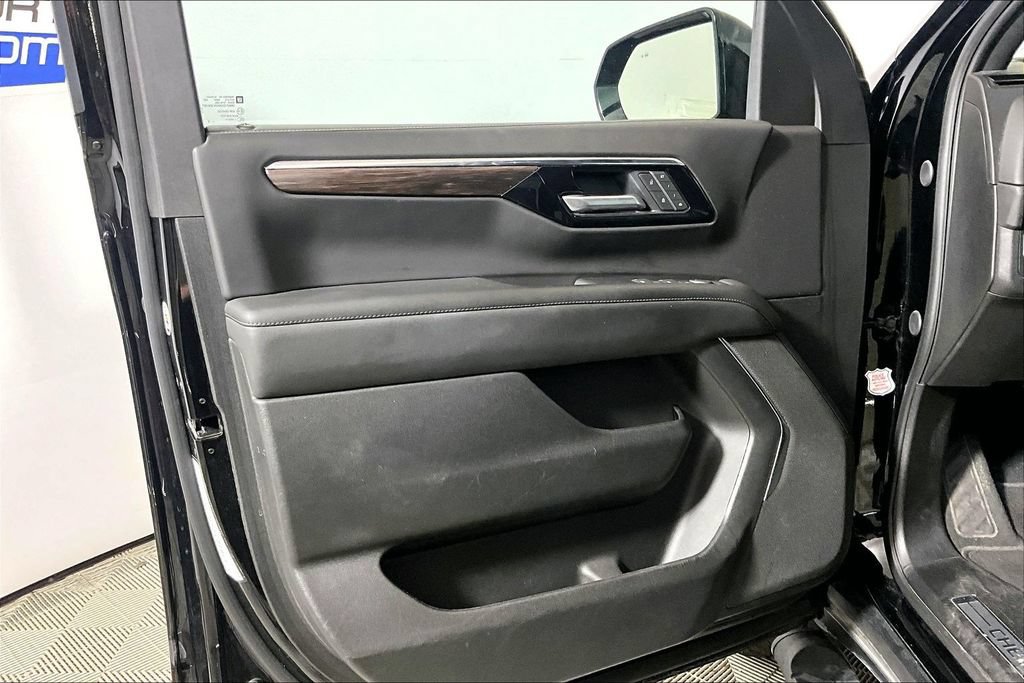 Used 2025 Chevrolet Suburban Z71 AWD/4WD image 18