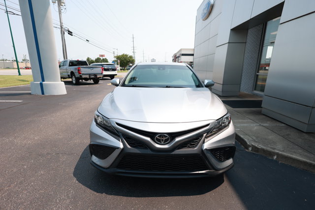 Used 2021 Toyota Camry SE w/ Convenience Package FWD image 2