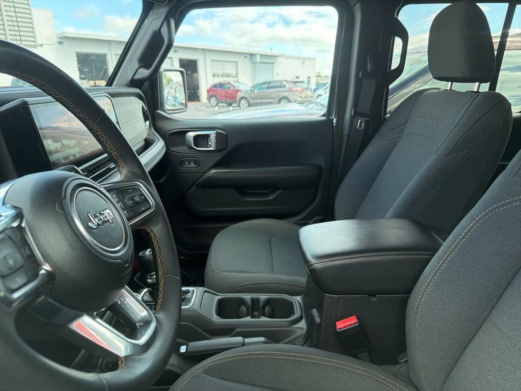 Used 2024 Jeep Wrangler Unlimited Sahara AWD/4WD image 7