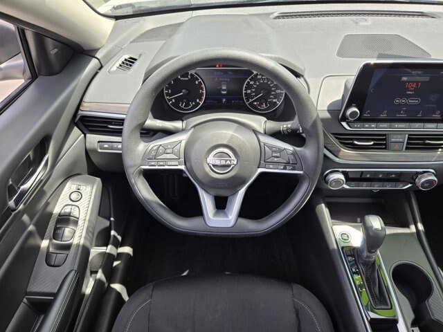 Used 2025 Nissan Altima 2.5 SV FWD image 12