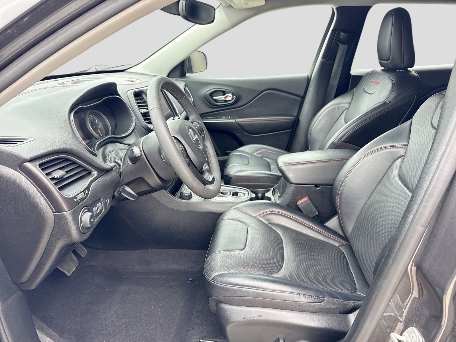 Used 2022 Jeep Cherokee Trailhawk w/ Trailhawk Elite Value Package AWD/4WD image 3