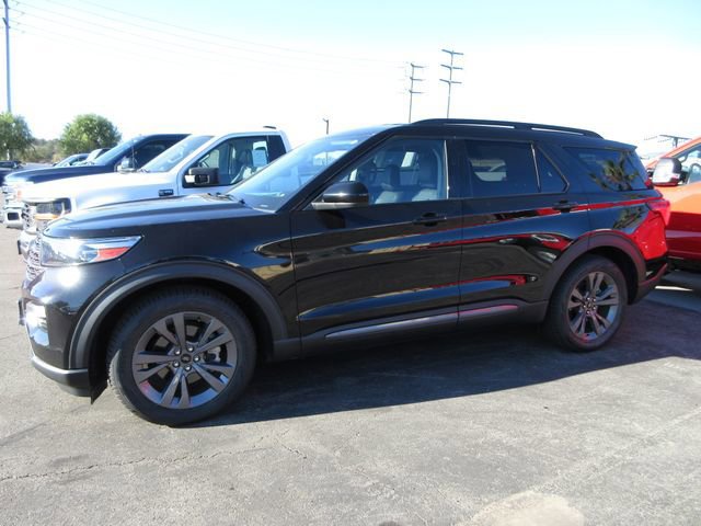 Certified 2022 Ford Explorer XLT w/ Equipment Group 202A image 4