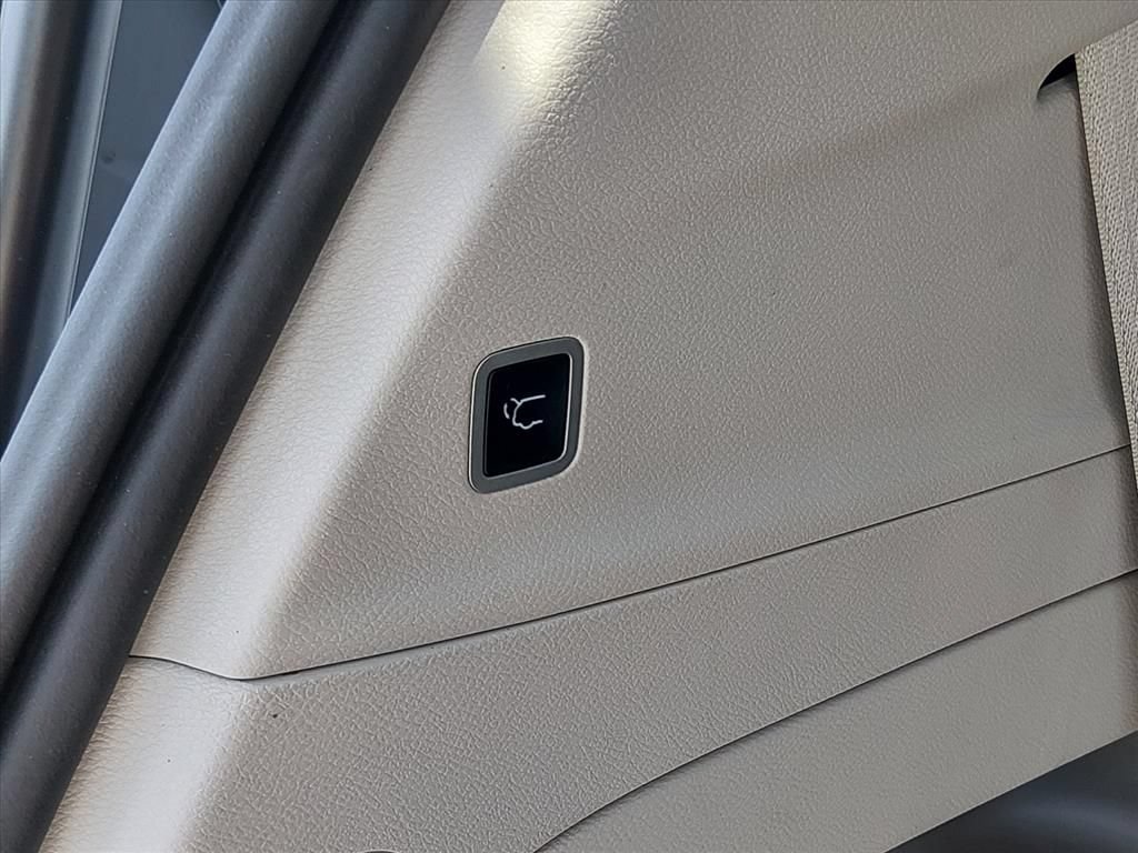 Used 2024 Chrysler Voyager LX FWD image 17