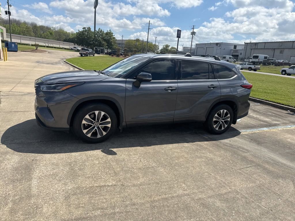 Used 2021 Toyota Highlander XLE image 3