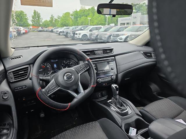 Used 2017 Nissan Rogue SV AWD/4WD image 18