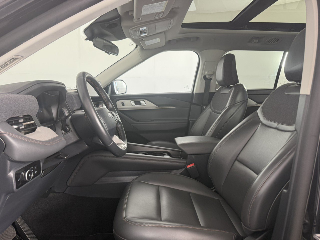 Certified 2025 Ford Explorer Active w/ Active Comfort Package AWD/4WD image 18