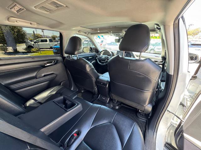 Used 2025 Toyota Highlander XLE FWD image 28