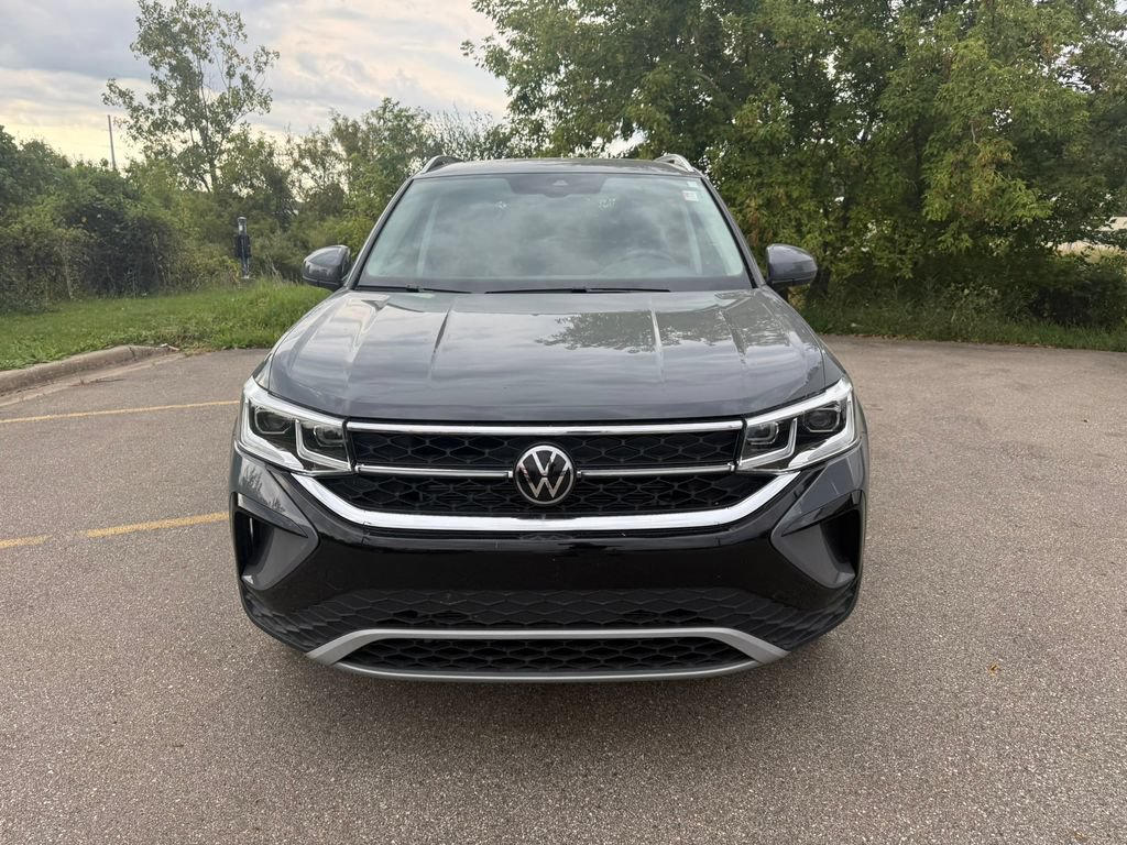 Used 2024 Volkswagen Taos SEL AWD/4WD image 2