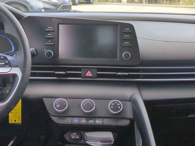 Used 2024 Hyundai Elantra SE image 17