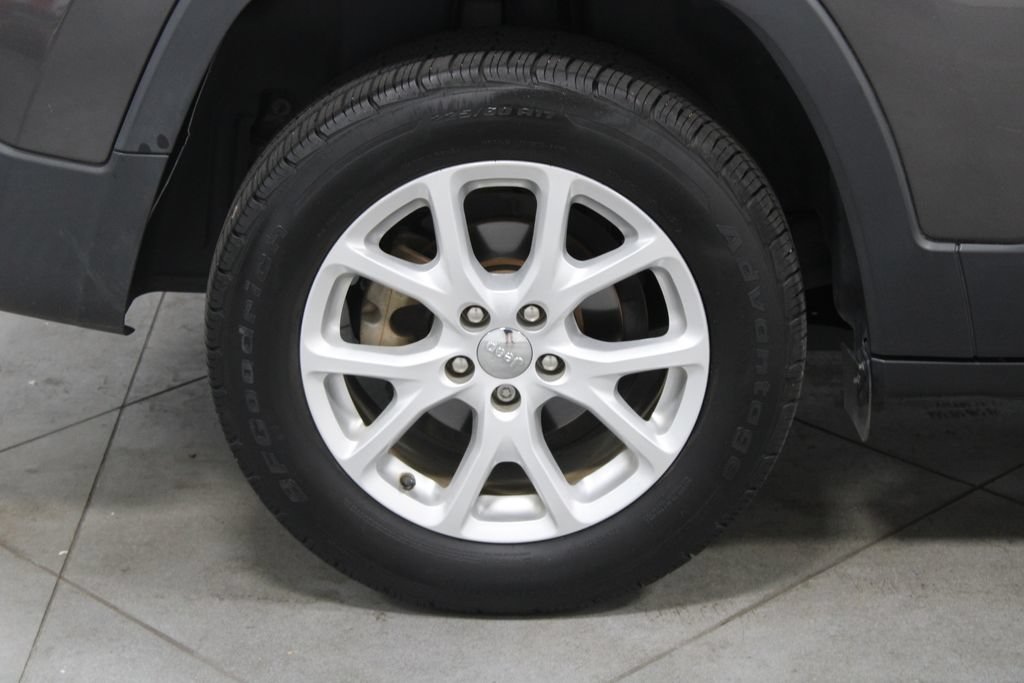 Used 2018 Jeep Cherokee Latitude Plus FWD image 14