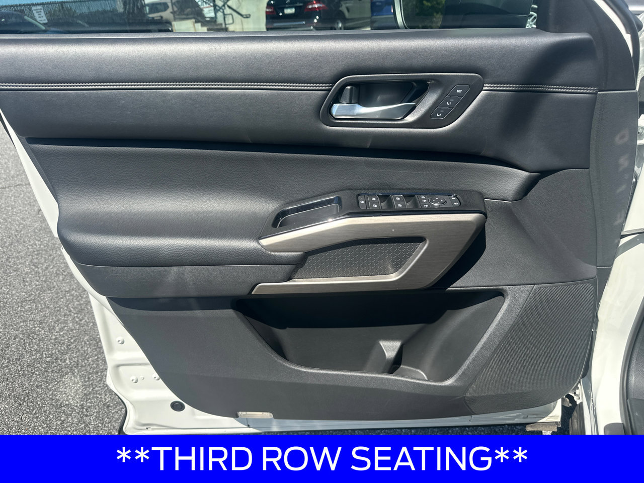 Used 2022 Nissan Pathfinder Platinum w/ Cargo Package FWD image 11