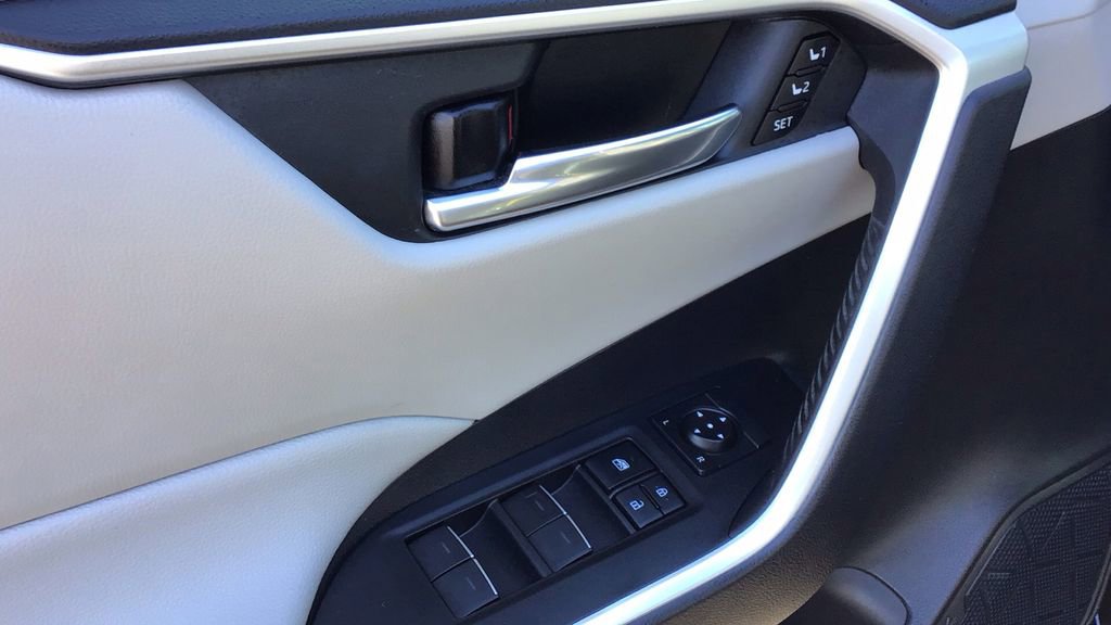 Used 2022 Toyota RAV4 XLE Premium image 20