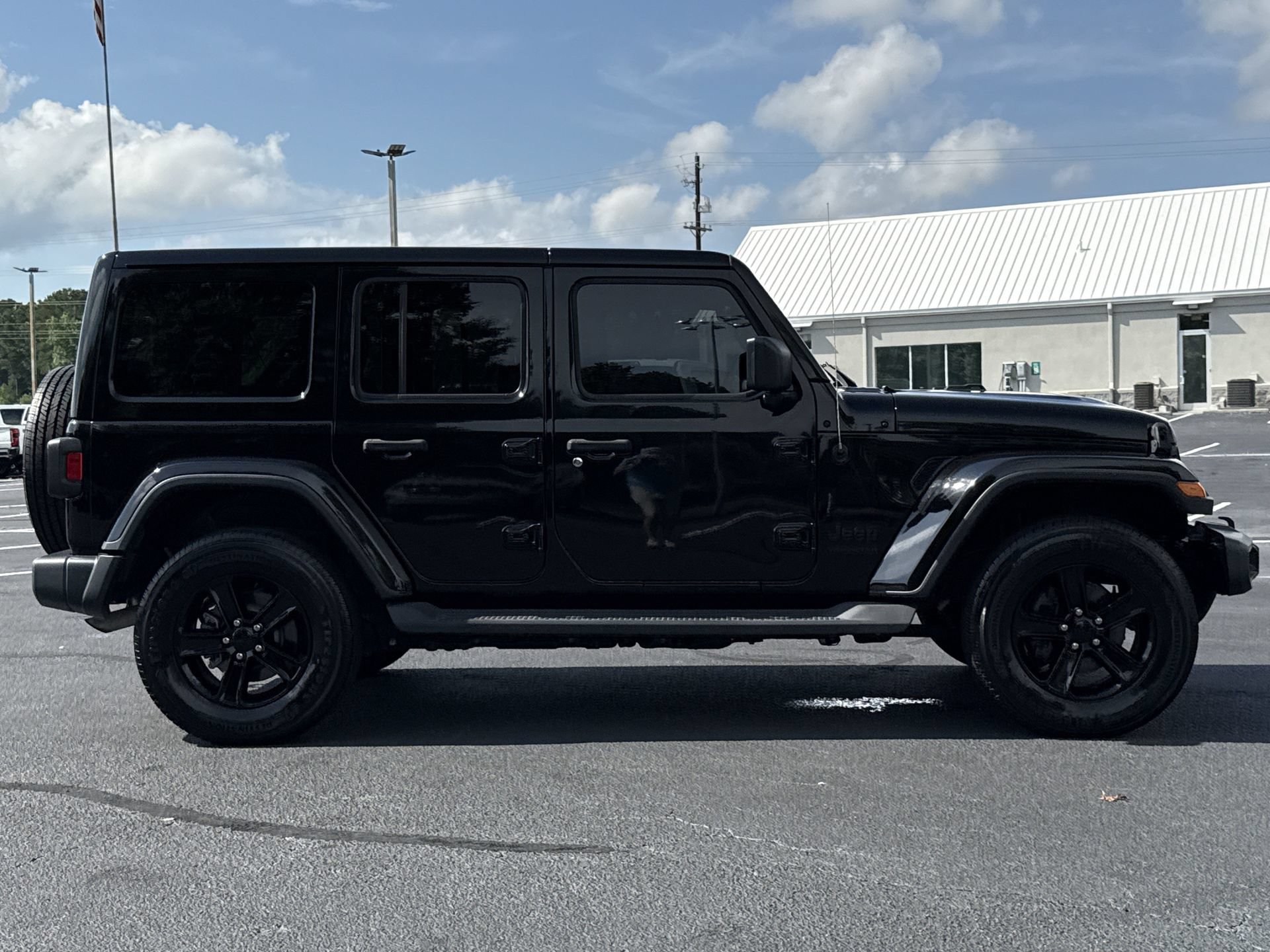 Used 2020 Jeep Wrangler Unlimited Sahara AWD/4WD image 27