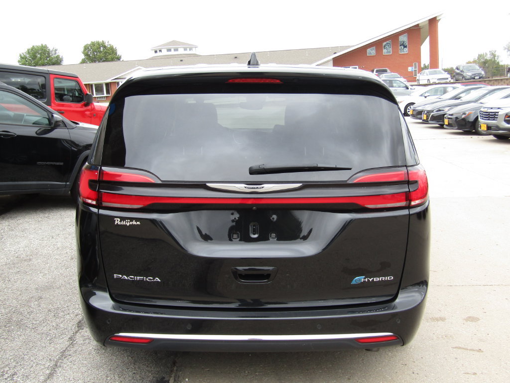 Used 2023 Chrysler Pacifica Touring-L FWD image 4