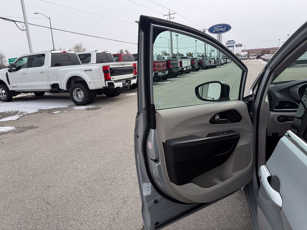 Used 2024 Chrysler Pacifica Touring-L image 12