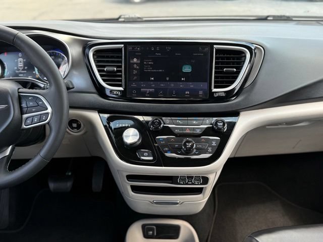 Used 2023 Chrysler Pacifica Touring-L FWD image 22