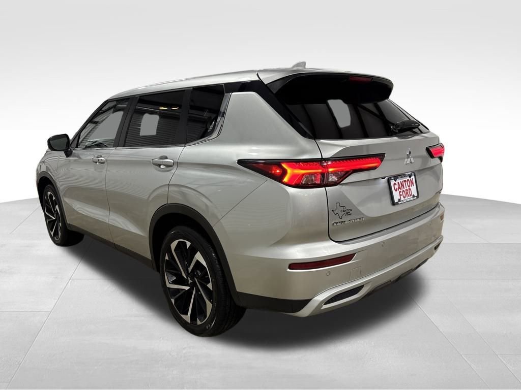 Used 2024 Mitsubishi Outlander SE Black Edition image 3